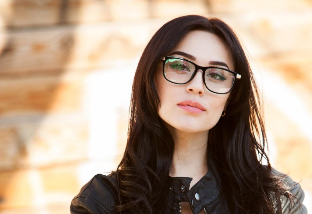 Okulary korekcyjne to nie tylko narzędzie poprawiające wzrok, ale także modny dodatek, który może podkreślić nasz styl i osobowość.