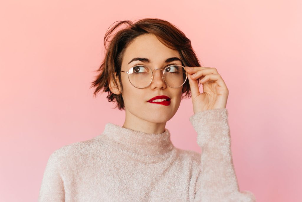 Okulary korekcyjne dla kobiet to nie tylko narzędzie do poprawiania wzroku, ale również modowy akcent